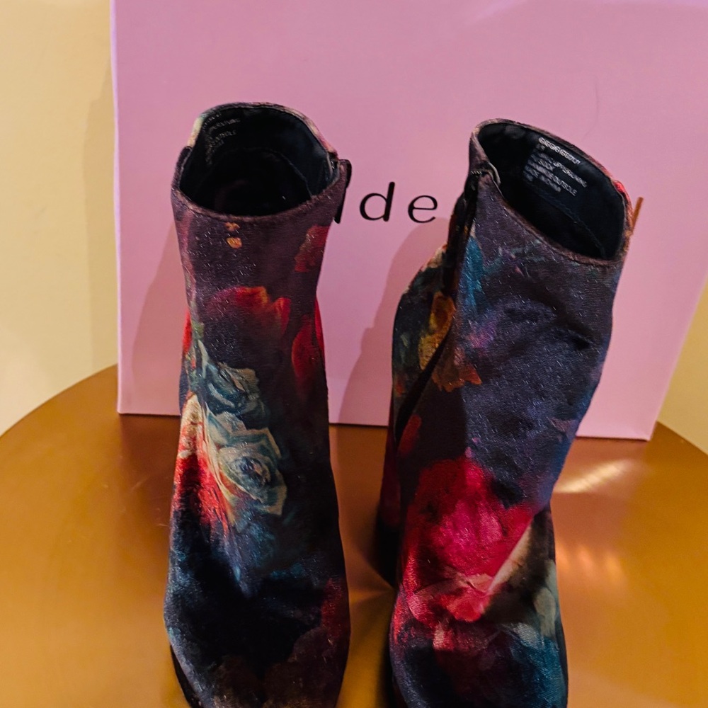 Steve Madden Multicolor Floral Heeled Boots. Velvet. Stunning